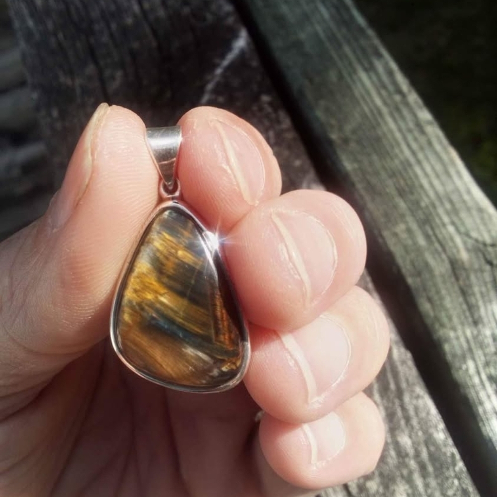 Elegant Silver and Brown Pendant Necklace